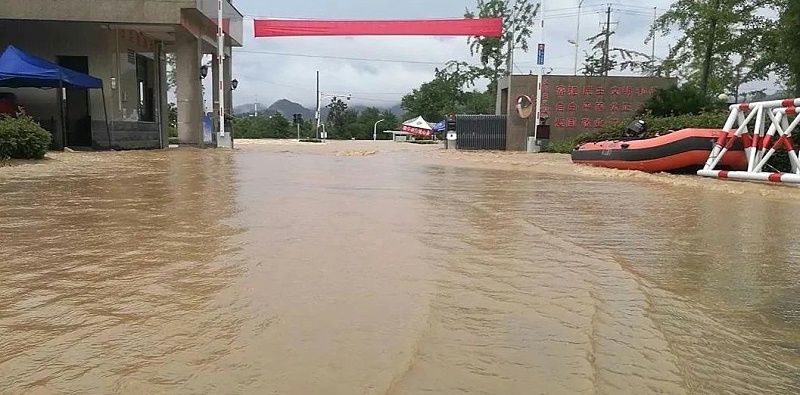 7月7日，歙縣二中高考考點門前受暴雨影響，無法進(jìn)入