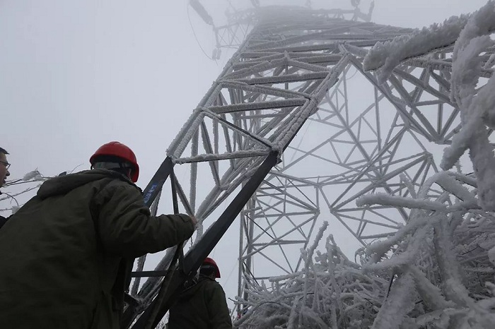 電力工作人員準(zhǔn)備為電纜線路去冰